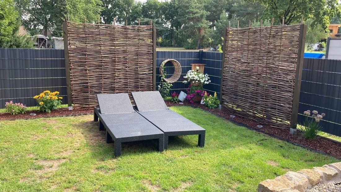 Gartenlounge mit Weiden-Sichtschutz und Liegen